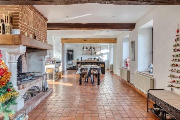 briques et silex sur terrain plat, 281 m2 6-7 chambres / beaux volumes de vie