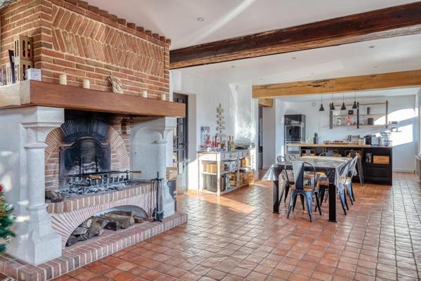 briques et silex sur terrain plat, 281 m2 6-7 chambres / beaux volumes de vie