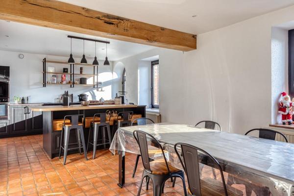 briques et silex sur terrain plat, 281 m2 6-7 chambres / beaux volumes de vie