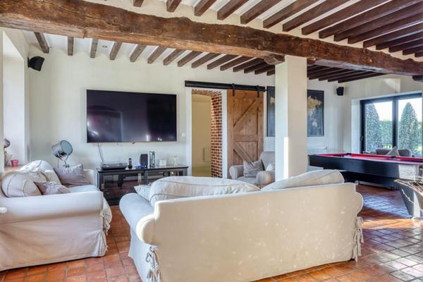 briques et silex sur terrain plat, 281 m2 6-7 chambres / beaux volumes de vie