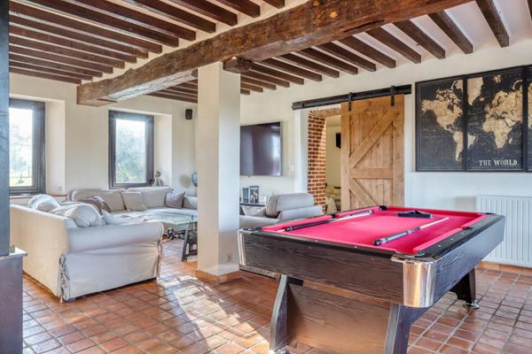 briques et silex sur terrain plat, 281 m2 6-7 chambres / beaux volumes de vie