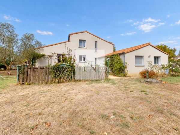 Maison familiale de 226 m² avec piscine et jardin – Saint-Vivien