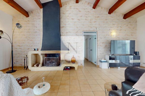 Maison familiale de 226 m² avec piscine et jardin – Saint-Vivien