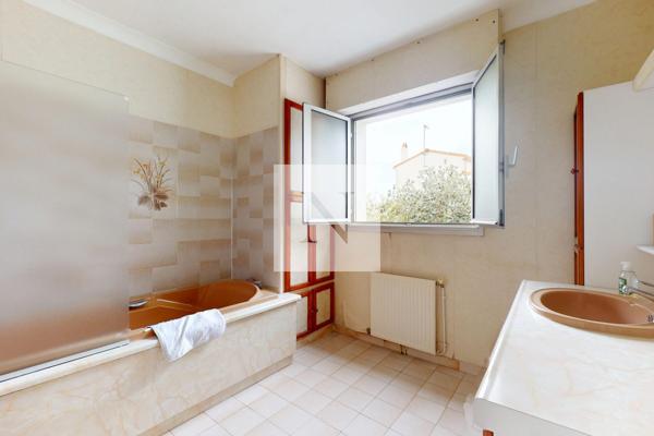 Maison familiale de 226 m² avec piscine et jardin – Saint-Vivien