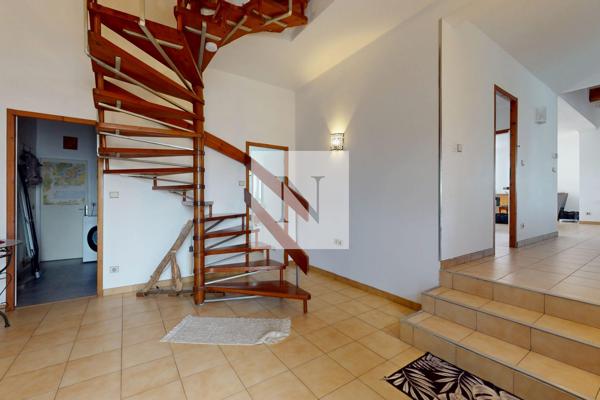 Maison familiale de 226 m² avec piscine et jardin – Saint-Vivien