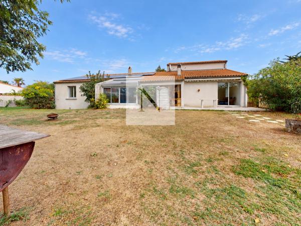 Maison familiale de 226 m² avec piscine et jardin – Saint-Vivien