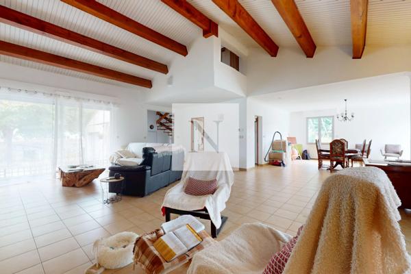Maison familiale de 226 m² avec piscine et jardin – Saint-Vivien