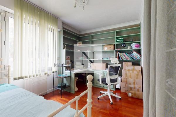 Maison familiale de 226 m² avec piscine et jardin – Saint-Vivien