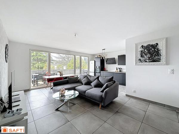 Bel appartement F3 avec balcon et stationnements