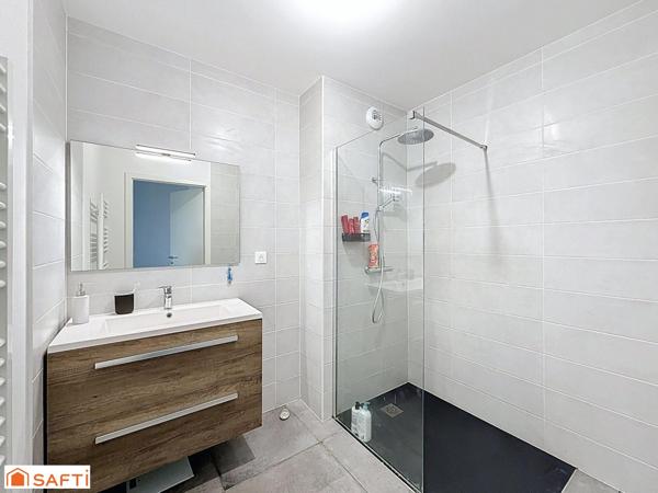 Bel appartement F3 avec balcon et stationnements