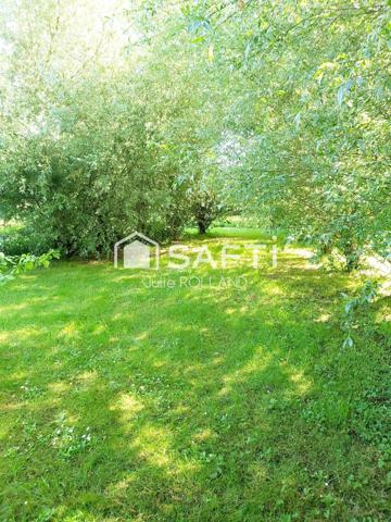 SUPERBE TERRAIN PLAT ARBORE AVEC UNE MARE