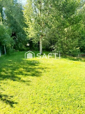 SUPERBE TERRAIN PLAT ARBORE AVEC UNE MARE