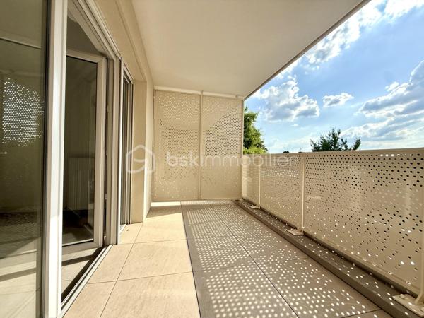 BAYARD IMMOBILIER vous invite à découvrir ce superbe appartement T2 neuf de 46,5 m² avec balcon, situé au premier étage avec ascenseur, à proximité des commerces, écoles et transports.   

Il se compose d’une belle pièce de vie lumineuse s’ouvrant sur un balcon profitable de 7,1 m² avec vue dégagée et au calme côté jardin.
Le coin nuit dispose d’une chambre spacieuse de 12,70 m² avec placard intégré, une salle de bains moderne et un toilette indépendant.  

Un garage boxé en sous-sol est disponible en sus du prix.  

Les + : Emplacement idéal à proximité des commerces, transports et écoles, confort moderne et prestations de qualité, très bon diagnostic de performance énergétique, livraison immédiate, frais de notaire réduits, visiophone, local vélos…

D'autres lots disponibles, consultez-nous pour plus d'informations !