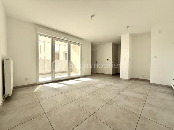 BAYARD IMMOBILIER vous invite à découvrir ce superbe appartement T2 neuf de 46,5 m² avec balcon, situé au premier étage avec ascenseur, à proximité des commerces, écoles et transports.   

Il se compose d’une belle pièce de vie lumineuse s’ouvrant sur un balcon profitable de 7,1 m² avec vue dégagée et au calme côté jardin.
Le coin nuit dispose d’une chambre spacieuse de 12,70 m² avec placard intégré, une salle de bains moderne et un toilette indépendant.  

Un garage boxé en sous-sol est disponible en sus du prix.  

Les + : Emplacement idéal à proximité des commerces, transports et écoles, confort moderne et prestations de qualité, très bon diagnostic de performance énergétique, livraison immédiate, frais de notaire réduits, visiophone, local vélos…

D'autres lots disponibles, consultez-nous pour plus d'informations !