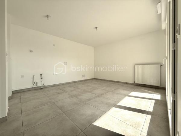 BAYARD IMMOBILIER vous invite à découvrir ce superbe appartement T2 neuf de 46,5 m² avec balcon, situé au premier étage avec ascenseur, à proximité des commerces, écoles et transports.   

Il se compose d’une belle pièce de vie lumineuse s’ouvrant sur un balcon profitable de 7,1 m² avec vue dégagée et au calme côté jardin.
Le coin nuit dispose d’une chambre spacieuse de 12,70 m² avec placard intégré, une salle de bains moderne et un toilette indépendant.  

Un garage boxé en sous-sol est disponible en sus du prix.  

Les + : Emplacement idéal à proximité des commerces, transports et écoles, confort moderne et prestations de qualité, très bon diagnostic de performance énergétique, livraison immédiate, frais de notaire réduits, visiophone, local vélos…

D'autres lots disponibles, consultez-nous pour plus d'informations !