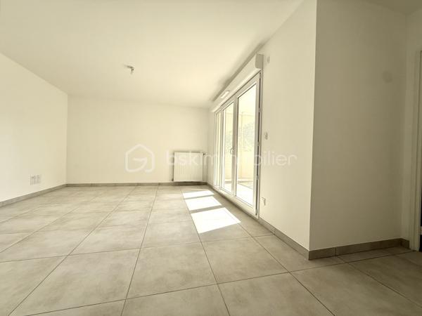 BAYARD IMMOBILIER vous invite à découvrir ce superbe appartement T2 neuf de 46,5 m² avec balcon, situé au premier étage avec ascenseur, à proximité des commerces, écoles et transports.   

Il se compose d’une belle pièce de vie lumineuse s’ouvrant sur un balcon profitable de 7,1 m² avec vue dégagée et au calme côté jardin.
Le coin nuit dispose d’une chambre spacieuse de 12,70 m² avec placard intégré, une salle de bains moderne et un toilette indépendant.  

Un garage boxé en sous-sol est disponible en sus du prix.  

Les + : Emplacement idéal à proximité des commerces, transports et écoles, confort moderne et prestations de qualité, très bon diagnostic de performance énergétique, livraison immédiate, frais de notaire réduits, visiophone, local vélos…

D'autres lots disponibles, consultez-nous pour plus d'informations !