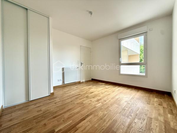 BAYARD IMMOBILIER vous invite à découvrir ce superbe appartement T2 neuf de 46,5 m² avec balcon, situé au premier étage avec ascenseur, à proximité des commerces, écoles et transports.   

Il se compose d’une belle pièce de vie lumineuse s’ouvrant sur un balcon profitable de 7,1 m² avec vue dégagée et au calme côté jardin.
Le coin nuit dispose d’une chambre spacieuse de 12,70 m² avec placard intégré, une salle de bains moderne et un toilette indépendant.  

Un garage boxé en sous-sol est disponible en sus du prix.  

Les + : Emplacement idéal à proximité des commerces, transports et écoles, confort moderne et prestations de qualité, très bon diagnostic de performance énergétique, livraison immédiate, frais de notaire réduits, visiophone, local vélos…

D'autres lots disponibles, consultez-nous pour plus d'informations !