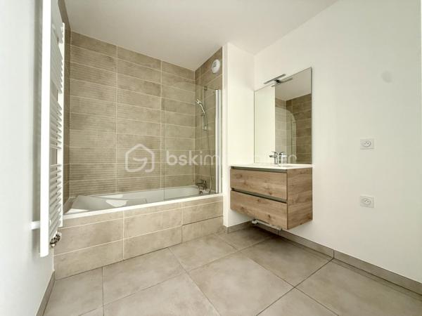 BAYARD IMMOBILIER vous invite à découvrir ce superbe appartement T2 neuf de 46,5 m² avec balcon, situé au premier étage avec ascenseur, à proximité des commerces, écoles et transports.   

Il se compose d’une belle pièce de vie lumineuse s’ouvrant sur un balcon profitable de 7,1 m² avec vue dégagée et au calme côté jardin.
Le coin nuit dispose d’une chambre spacieuse de 12,70 m² avec placard intégré, une salle de bains moderne et un toilette indépendant.  

Un garage boxé en sous-sol est disponible en sus du prix.  

Les + : Emplacement idéal à proximité des commerces, transports et écoles, confort moderne et prestations de qualité, très bon diagnostic de performance énergétique, livraison immédiate, frais de notaire réduits, visiophone, local vélos…

D'autres lots disponibles, consultez-nous pour plus d'informations !