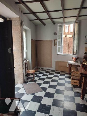 A LAROQUEBROU, une maison de village avec petite terrasse devant, comprenant, au rezde-
chauss...