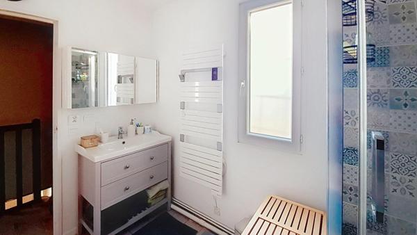 Maison familiale chaleureuse dans un cadre verdoyant