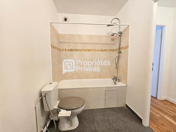 Paris 18ème - Marché de l'Olive - Superbe 2 pièces de 47.17m² loi Carrez avec balcon et parking