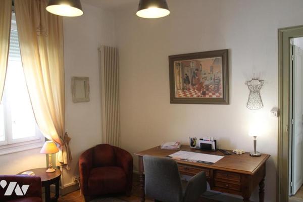 NIORT CENTRE VILLE PLACE DE LA BRECHE, MAGNIFIQUE MAISON ANCIENNE DE 300M2 HABITABLE