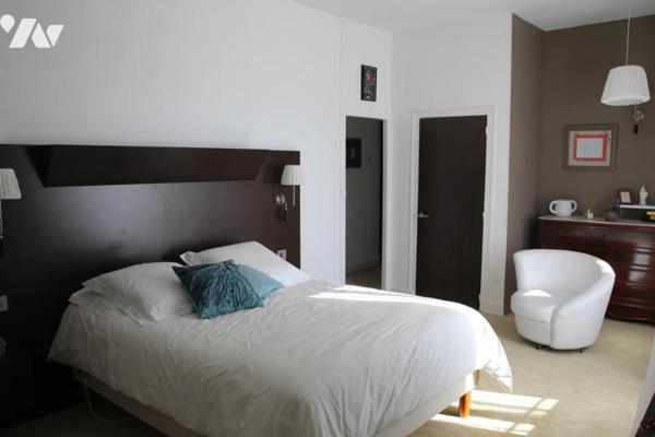 NIORT CENTRE VILLE PLACE DE LA BRECHE, MAGNIFIQUE MAISON ANCIENNE DE 300M2 HABITABLE