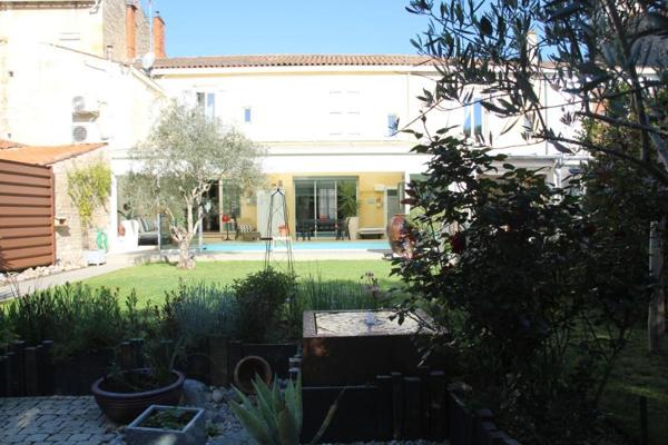 NIORT CENTRE VILLE PLACE DE LA BRECHE, MAGNIFIQUE MAISON ANCIENNE DE 300M2 HABITABLE