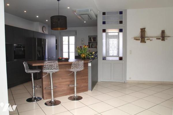 NIORT CENTRE VILLE PLACE DE LA BRECHE, MAGNIFIQUE MAISON ANCIENNE DE 300M2 HABITABLE