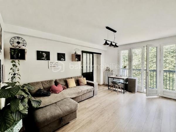 Dans un environnement calme, verdoyant et particulièrement agréable à vivre, découvrez ce spacieux appartement T4 de 73 m² à seulement quelques pas de la future ligne de Tram B.
Installé au 3ᵉ et dernier étage d'une résidence paisible, cet appartement traversant bénéficie d'une belle luminosité tout au long de la journée et offre des volumes idéaux pour accueillir votre nouvelle vie de famille.
Dès l'entrée, vous serez séduits par une grande cuisine aménagée et équipée, ainsi qu'une agréable pièce de vie. Celle-ci s'ouvre sur un balcon offrant une vue dégagée sur la forêt de Montjoyeux, un véritable écrin de verdure propice à la détente.
L'espace nuit, desservi par un couloir doté de nombreux rangements, comprend trois chambres confortables, une salle d'eau et un WC séparé.
En complément, une cave en sous-sol vous permettra de disposer d'un espace de stockage appréciable au quotidien.
L'emplacement constitue un véritable atout. Vous profiterez d'une proximité immédiate avec les commerces, les écoles, les collèges et les lignes de bus, facilitant ainsi tous vos déplacements et simplifiant la vie de toute la famille.
Côté copropriété, vous pourrez emménager en toute sérénité : le ravalement de façade a été voté et intégralement financé, les travaux étant actuellement en cours d'achèvement. Aucun autre travaux n'est prévu.
Un appartement lumineux, fonctionnel et idéalement situé, réunissant tous les critères recherchés pour une résidence principale alliant confort de vie, praticité et cadre verdoyant.
À découvrir sans tarder !