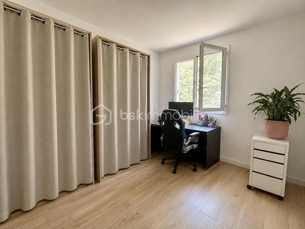 Dans un environnement calme, verdoyant et particulièrement agréable à vivre, découvrez ce spacieux appartement T4 de 73 m² à seulement quelques pas de la future ligne de Tram B.
Installé au 3ᵉ et dernier étage d'une résidence paisible, cet appartement traversant bénéficie d'une belle luminosité tout au long de la journée et offre des volumes idéaux pour accueillir votre nouvelle vie de famille.
Dès l'entrée, vous serez séduits par une grande cuisine aménagée et équipée, ainsi qu'une agréable pièce de vie. Celle-ci s'ouvre sur un balcon offrant une vue dégagée sur la forêt de Montjoyeux, un véritable écrin de verdure propice à la détente.
L'espace nuit, desservi par un couloir doté de nombreux rangements, comprend trois chambres confortables, une salle d'eau et un WC séparé.
En complément, une cave en sous-sol vous permettra de disposer d'un espace de stockage appréciable au quotidien.
L'emplacement constitue un véritable atout. Vous profiterez d'une proximité immédiate avec les commerces, les écoles, les collèges et les lignes de bus, facilitant ainsi tous vos déplacements et simplifiant la vie de toute la famille.
Côté copropriété, vous pourrez emménager en toute sérénité : le ravalement de façade a été voté et intégralement financé, les travaux étant actuellement en cours d'achèvement. Aucun autre travaux n'est prévu.
Un appartement lumineux, fonctionnel et idéalement situé, réunissant tous les critères recherchés pour une résidence principale alliant confort de vie, praticité et cadre verdoyant.
À découvrir sans tarder !