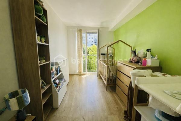 Dans un environnement calme, verdoyant et particulièrement agréable à vivre, découvrez ce spacieux appartement T4 de 73 m² à seulement quelques pas de la future ligne de Tram B.
Installé au 3ᵉ et dernier étage d'une résidence paisible, cet appartement traversant bénéficie d'une belle luminosité tout au long de la journée et offre des volumes idéaux pour accueillir votre nouvelle vie de famille.
Dès l'entrée, vous serez séduits par une grande cuisine aménagée et équipée, ainsi qu'une agréable pièce de vie. Celle-ci s'ouvre sur un balcon offrant une vue dégagée sur la forêt de Montjoyeux, un véritable écrin de verdure propice à la détente.
L'espace nuit, desservi par un couloir doté de nombreux rangements, comprend trois chambres confortables, une salle d'eau et un WC séparé.
En complément, une cave en sous-sol vous permettra de disposer d'un espace de stockage appréciable au quotidien.
L'emplacement constitue un véritable atout. Vous profiterez d'une proximité immédiate avec les commerces, les écoles, les collèges et les lignes de bus, facilitant ainsi tous vos déplacements et simplifiant la vie de toute la famille.
Côté copropriété, vous pourrez emménager en toute sérénité : le ravalement de façade a été voté et intégralement financé, les travaux étant actuellement en cours d'achèvement. Aucun autre travaux n'est prévu.
Un appartement lumineux, fonctionnel et idéalement situé, réunissant tous les critères recherchés pour une résidence principale alliant confort de vie, praticité et cadre verdoyant.
À découvrir sans tarder !