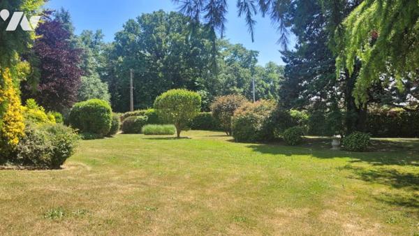 SABLE SUR SARTHE - PROPRIETE - PAVILLON PLAIN PIED - PARC ARBORE - réf : 2036CC