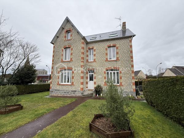 Maison de charme récemment rénovée avec un fort potentiel

Maison 10 pièces 195m2 avec un fort potentiel.

Située en plein cœur de Barenton, cette élégante maison en pierre récemment rénovée avec des matériaux de qualité séduira aussi bien une grande famille qu'un porteur de projet touristique (chambres d'hôtes, accueil cyclotouristes…).

Dès l'entrée, vous découvrirez une belle pièce de vie composée d'une salle à manger avec cuisine attenante, d'un salon chaleureux ainsi que d'une chambre en rez-de-chaussée.

Le premier étage propose quatre chambres (dont deux actuellement aménagées en bureau et dressing), une salle d'eau et un WC indépendant.

Au second étage, trois grandes chambres supplémentaires et une salle d'eau avec WC complètent l'espace nuit.

Le sous-sol offre une vaste salle de jeux et de détente, une cave à vin ainsi qu'un espace chaufferie/buanderie.

Le tout est implanté sur un terrain clos d'environ 900 m² avec garage/atelier, allées en enrobé et un agréable jardin propice aux moments de convivialité.

Rénovation récente, garanties décennales en cours.

Barenton offre un cadre de vie paisible et verdoyant avec commerces, écoles et services, et constitue une étape prisée de la Véloscénie, idéale pour développer une activité d'accueil touristique.