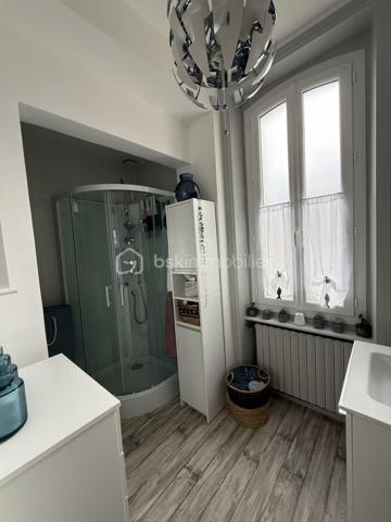 Maison de charme récemment rénovée avec un fort potentiel

Maison 10 pièces 195m2 avec un fort potentiel.

Située en plein cœur de Barenton, cette élégante maison en pierre récemment rénovée avec des matériaux de qualité séduira aussi bien une grande famille qu'un porteur de projet touristique (chambres d'hôtes, accueil cyclotouristes…).

Dès l'entrée, vous découvrirez une belle pièce de vie composée d'une salle à manger avec cuisine attenante, d'un salon chaleureux ainsi que d'une chambre en rez-de-chaussée.

Le premier étage propose quatre chambres (dont deux actuellement aménagées en bureau et dressing), une salle d'eau et un WC indépendant.

Au second étage, trois grandes chambres supplémentaires et une salle d'eau avec WC complètent l'espace nuit.

Le sous-sol offre une vaste salle de jeux et de détente, une cave à vin ainsi qu'un espace chaufferie/buanderie.

Le tout est implanté sur un terrain clos d'environ 900 m² avec garage/atelier, allées en enrobé et un agréable jardin propice aux moments de convivialité.

Rénovation récente, garanties décennales en cours.

Barenton offre un cadre de vie paisible et verdoyant avec commerces, écoles et services, et constitue une étape prisée de la Véloscénie, idéale pour développer une activité d'accueil touristique.