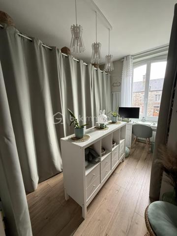 Maison de charme récemment rénovée avec un fort potentiel

Maison 10 pièces 195m2 avec un fort potentiel.

Située en plein cœur de Barenton, cette élégante maison en pierre récemment rénovée avec des matériaux de qualité séduira aussi bien une grande famille qu'un porteur de projet touristique (chambres d'hôtes, accueil cyclotouristes…).

Dès l'entrée, vous découvrirez une belle pièce de vie composée d'une salle à manger avec cuisine attenante, d'un salon chaleureux ainsi que d'une chambre en rez-de-chaussée.

Le premier étage propose quatre chambres (dont deux actuellement aménagées en bureau et dressing), une salle d'eau et un WC indépendant.

Au second étage, trois grandes chambres supplémentaires et une salle d'eau avec WC complètent l'espace nuit.

Le sous-sol offre une vaste salle de jeux et de détente, une cave à vin ainsi qu'un espace chaufferie/buanderie.

Le tout est implanté sur un terrain clos d'environ 900 m² avec garage/atelier, allées en enrobé et un agréable jardin propice aux moments de convivialité.

Rénovation récente, garanties décennales en cours.

Barenton offre un cadre de vie paisible et verdoyant avec commerces, écoles et services, et constitue une étape prisée de la Véloscénie, idéale pour développer une activité d'accueil touristique.