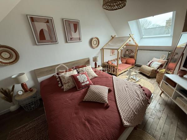 Maison de charme récemment rénovée avec un fort potentiel

Maison 10 pièces 195m2 avec un fort potentiel.

Située en plein cœur de Barenton, cette élégante maison en pierre récemment rénovée avec des matériaux de qualité séduira aussi bien une grande famille qu'un porteur de projet touristique (chambres d'hôtes, accueil cyclotouristes…).

Dès l'entrée, vous découvrirez une belle pièce de vie composée d'une salle à manger avec cuisine attenante, d'un salon chaleureux ainsi que d'une chambre en rez-de-chaussée.

Le premier étage propose quatre chambres (dont deux actuellement aménagées en bureau et dressing), une salle d'eau et un WC indépendant.

Au second étage, trois grandes chambres supplémentaires et une salle d'eau avec WC complètent l'espace nuit.

Le sous-sol offre une vaste salle de jeux et de détente, une cave à vin ainsi qu'un espace chaufferie/buanderie.

Le tout est implanté sur un terrain clos d'environ 900 m² avec garage/atelier, allées en enrobé et un agréable jardin propice aux moments de convivialité.

Rénovation récente, garanties décennales en cours.

Barenton offre un cadre de vie paisible et verdoyant avec commerces, écoles et services, et constitue une étape prisée de la Véloscénie, idéale pour développer une activité d'accueil touristique.