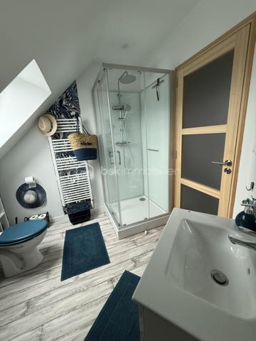 Maison de charme récemment rénovée avec un fort potentiel

Maison 10 pièces 195m2 avec un fort potentiel.

Située en plein cœur de Barenton, cette élégante maison en pierre récemment rénovée avec des matériaux de qualité séduira aussi bien une grande famille qu'un porteur de projet touristique (chambres d'hôtes, accueil cyclotouristes…).

Dès l'entrée, vous découvrirez une belle pièce de vie composée d'une salle à manger avec cuisine attenante, d'un salon chaleureux ainsi que d'une chambre en rez-de-chaussée.

Le premier étage propose quatre chambres (dont deux actuellement aménagées en bureau et dressing), une salle d'eau et un WC indépendant.

Au second étage, trois grandes chambres supplémentaires et une salle d'eau avec WC complètent l'espace nuit.

Le sous-sol offre une vaste salle de jeux et de détente, une cave à vin ainsi qu'un espace chaufferie/buanderie.

Le tout est implanté sur un terrain clos d'environ 900 m² avec garage/atelier, allées en enrobé et un agréable jardin propice aux moments de convivialité.

Rénovation récente, garanties décennales en cours.

Barenton offre un cadre de vie paisible et verdoyant avec commerces, écoles et services, et constitue une étape prisée de la Véloscénie, idéale pour développer une activité d'accueil touristique.