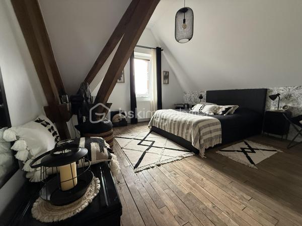 Maison de charme récemment rénovée avec un fort potentiel

Maison 10 pièces 195m2 avec un fort potentiel.

Située en plein cœur de Barenton, cette élégante maison en pierre récemment rénovée avec des matériaux de qualité séduira aussi bien une grande famille qu'un porteur de projet touristique (chambres d'hôtes, accueil cyclotouristes…).

Dès l'entrée, vous découvrirez une belle pièce de vie composée d'une salle à manger avec cuisine attenante, d'un salon chaleureux ainsi que d'une chambre en rez-de-chaussée.

Le premier étage propose quatre chambres (dont deux actuellement aménagées en bureau et dressing), une salle d'eau et un WC indépendant.

Au second étage, trois grandes chambres supplémentaires et une salle d'eau avec WC complètent l'espace nuit.

Le sous-sol offre une vaste salle de jeux et de détente, une cave à vin ainsi qu'un espace chaufferie/buanderie.

Le tout est implanté sur un terrain clos d'environ 900 m² avec garage/atelier, allées en enrobé et un agréable jardin propice aux moments de convivialité.

Rénovation récente, garanties décennales en cours.

Barenton offre un cadre de vie paisible et verdoyant avec commerces, écoles et services, et constitue une étape prisée de la Véloscénie, idéale pour développer une activité d'accueil touristique.