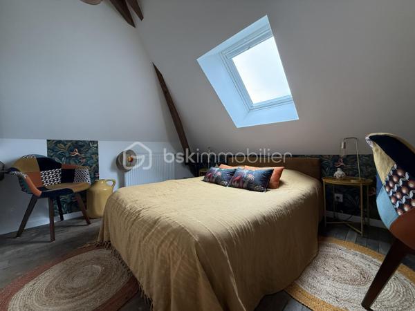 Maison de charme récemment rénovée avec un fort potentiel

Maison 10 pièces 195m2 avec un fort potentiel.

Située en plein cœur de Barenton, cette élégante maison en pierre récemment rénovée avec des matériaux de qualité séduira aussi bien une grande famille qu'un porteur de projet touristique (chambres d'hôtes, accueil cyclotouristes…).

Dès l'entrée, vous découvrirez une belle pièce de vie composée d'une salle à manger avec cuisine attenante, d'un salon chaleureux ainsi que d'une chambre en rez-de-chaussée.

Le premier étage propose quatre chambres (dont deux actuellement aménagées en bureau et dressing), une salle d'eau et un WC indépendant.

Au second étage, trois grandes chambres supplémentaires et une salle d'eau avec WC complètent l'espace nuit.

Le sous-sol offre une vaste salle de jeux et de détente, une cave à vin ainsi qu'un espace chaufferie/buanderie.

Le tout est implanté sur un terrain clos d'environ 900 m² avec garage/atelier, allées en enrobé et un agréable jardin propice aux moments de convivialité.

Rénovation récente, garanties décennales en cours.

Barenton offre un cadre de vie paisible et verdoyant avec commerces, écoles et services, et constitue une étape prisée de la Véloscénie, idéale pour développer une activité d'accueil touristique.