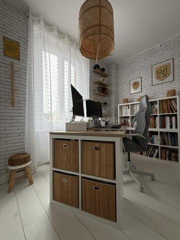 Maison de charme récemment rénovée avec un fort potentiel

Maison 10 pièces 195m2 avec un fort potentiel.

Située en plein cœur de Barenton, cette élégante maison en pierre récemment rénovée avec des matériaux de qualité séduira aussi bien une grande famille qu'un porteur de projet touristique (chambres d'hôtes, accueil cyclotouristes…).

Dès l'entrée, vous découvrirez une belle pièce de vie composée d'une salle à manger avec cuisine attenante, d'un salon chaleureux ainsi que d'une chambre en rez-de-chaussée.

Le premier étage propose quatre chambres (dont deux actuellement aménagées en bureau et dressing), une salle d'eau et un WC indépendant.

Au second étage, trois grandes chambres supplémentaires et une salle d'eau avec WC complètent l'espace nuit.

Le sous-sol offre une vaste salle de jeux et de détente, une cave à vin ainsi qu'un espace chaufferie/buanderie.

Le tout est implanté sur un terrain clos d'environ 900 m² avec garage/atelier, allées en enrobé et un agréable jardin propice aux moments de convivialité.

Rénovation récente, garanties décennales en cours.

Barenton offre un cadre de vie paisible et verdoyant avec commerces, écoles et services, et constitue une étape prisée de la Véloscénie, idéale pour développer une activité d'accueil touristique.