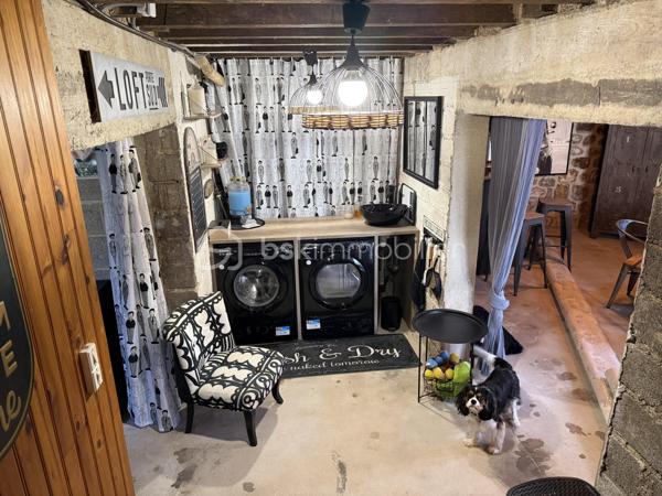 Maison de charme récemment rénovée avec un fort potentiel

Maison 10 pièces 195m2 avec un fort potentiel.

Située en plein cœur de Barenton, cette élégante maison en pierre récemment rénovée avec des matériaux de qualité séduira aussi bien une grande famille qu'un porteur de projet touristique (chambres d'hôtes, accueil cyclotouristes…).

Dès l'entrée, vous découvrirez une belle pièce de vie composée d'une salle à manger avec cuisine attenante, d'un salon chaleureux ainsi que d'une chambre en rez-de-chaussée.

Le premier étage propose quatre chambres (dont deux actuellement aménagées en bureau et dressing), une salle d'eau et un WC indépendant.

Au second étage, trois grandes chambres supplémentaires et une salle d'eau avec WC complètent l'espace nuit.

Le sous-sol offre une vaste salle de jeux et de détente, une cave à vin ainsi qu'un espace chaufferie/buanderie.

Le tout est implanté sur un terrain clos d'environ 900 m² avec garage/atelier, allées en enrobé et un agréable jardin propice aux moments de convivialité.

Rénovation récente, garanties décennales en cours.

Barenton offre un cadre de vie paisible et verdoyant avec commerces, écoles et services, et constitue une étape prisée de la Véloscénie, idéale pour développer une activité d'accueil touristique.