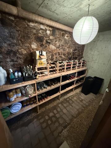 Maison de charme récemment rénovée avec un fort potentiel

Maison 10 pièces 195m2 avec un fort potentiel.

Située en plein cœur de Barenton, cette élégante maison en pierre récemment rénovée avec des matériaux de qualité séduira aussi bien une grande famille qu'un porteur de projet touristique (chambres d'hôtes, accueil cyclotouristes…).

Dès l'entrée, vous découvrirez une belle pièce de vie composée d'une salle à manger avec cuisine attenante, d'un salon chaleureux ainsi que d'une chambre en rez-de-chaussée.

Le premier étage propose quatre chambres (dont deux actuellement aménagées en bureau et dressing), une salle d'eau et un WC indépendant.

Au second étage, trois grandes chambres supplémentaires et une salle d'eau avec WC complètent l'espace nuit.

Le sous-sol offre une vaste salle de jeux et de détente, une cave à vin ainsi qu'un espace chaufferie/buanderie.

Le tout est implanté sur un terrain clos d'environ 900 m² avec garage/atelier, allées en enrobé et un agréable jardin propice aux moments de convivialité.

Rénovation récente, garanties décennales en cours.

Barenton offre un cadre de vie paisible et verdoyant avec commerces, écoles et services, et constitue une étape prisée de la Véloscénie, idéale pour développer une activité d'accueil touristique.