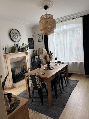 Maison de charme récemment rénovée avec un fort potentiel

Maison 10 pièces 195m2 avec un fort potentiel.

Située en plein cœur de Barenton, cette élégante maison en pierre récemment rénovée avec des matériaux de qualité séduira aussi bien une grande famille qu'un porteur de projet touristique (chambres d'hôtes, accueil cyclotouristes…).

Dès l'entrée, vous découvrirez une belle pièce de vie composée d'une salle à manger avec cuisine attenante, d'un salon chaleureux ainsi que d'une chambre en rez-de-chaussée.

Le premier étage propose quatre chambres (dont deux actuellement aménagées en bureau et dressing), une salle d'eau et un WC indépendant.

Au second étage, trois grandes chambres supplémentaires et une salle d'eau avec WC complètent l'espace nuit.

Le sous-sol offre une vaste salle de jeux et de détente, une cave à vin ainsi qu'un espace chaufferie/buanderie.

Le tout est implanté sur un terrain clos d'environ 900 m² avec garage/atelier, allées en enrobé et un agréable jardin propice aux moments de convivialité.

Rénovation récente, garanties décennales en cours.

Barenton offre un cadre de vie paisible et verdoyant avec commerces, écoles et services, et constitue une étape prisée de la Véloscénie, idéale pour développer une activité d'accueil touristique.