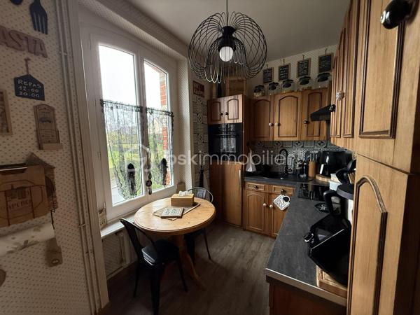 Maison de charme récemment rénovée avec un fort potentiel

Maison 10 pièces 195m2 avec un fort potentiel.

Située en plein cœur de Barenton, cette élégante maison en pierre récemment rénovée avec des matériaux de qualité séduira aussi bien une grande famille qu'un porteur de projet touristique (chambres d'hôtes, accueil cyclotouristes…).

Dès l'entrée, vous découvrirez une belle pièce de vie composée d'une salle à manger avec cuisine attenante, d'un salon chaleureux ainsi que d'une chambre en rez-de-chaussée.

Le premier étage propose quatre chambres (dont deux actuellement aménagées en bureau et dressing), une salle d'eau et un WC indépendant.

Au second étage, trois grandes chambres supplémentaires et une salle d'eau avec WC complètent l'espace nuit.

Le sous-sol offre une vaste salle de jeux et de détente, une cave à vin ainsi qu'un espace chaufferie/buanderie.

Le tout est implanté sur un terrain clos d'environ 900 m² avec garage/atelier, allées en enrobé et un agréable jardin propice aux moments de convivialité.

Rénovation récente, garanties décennales en cours.

Barenton offre un cadre de vie paisible et verdoyant avec commerces, écoles et services, et constitue une étape prisée de la Véloscénie, idéale pour développer une activité d'accueil touristique.