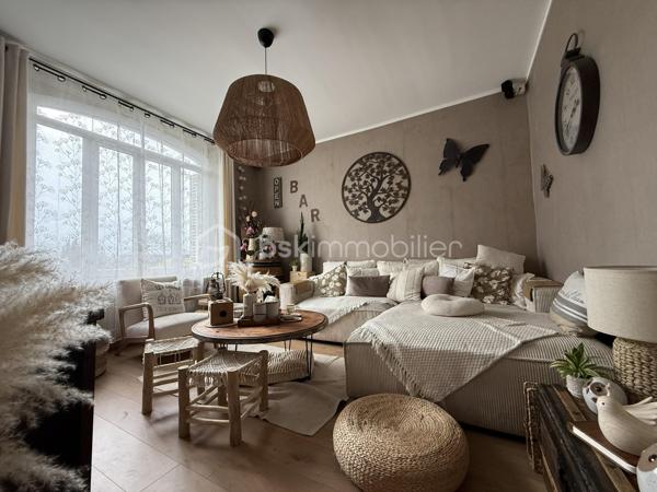 Maison de charme récemment rénovée avec un fort potentiel

Maison 10 pièces 195m2 avec un fort potentiel.

Située en plein cœur de Barenton, cette élégante maison en pierre récemment rénovée avec des matériaux de qualité séduira aussi bien une grande famille qu'un porteur de projet touristique (chambres d'hôtes, accueil cyclotouristes…).

Dès l'entrée, vous découvrirez une belle pièce de vie composée d'une salle à manger avec cuisine attenante, d'un salon chaleureux ainsi que d'une chambre en rez-de-chaussée.

Le premier étage propose quatre chambres (dont deux actuellement aménagées en bureau et dressing), une salle d'eau et un WC indépendant.

Au second étage, trois grandes chambres supplémentaires et une salle d'eau avec WC complètent l'espace nuit.

Le sous-sol offre une vaste salle de jeux et de détente, une cave à vin ainsi qu'un espace chaufferie/buanderie.

Le tout est implanté sur un terrain clos d'environ 900 m² avec garage/atelier, allées en enrobé et un agréable jardin propice aux moments de convivialité.

Rénovation récente, garanties décennales en cours.

Barenton offre un cadre de vie paisible et verdoyant avec commerces, écoles et services, et constitue une étape prisée de la Véloscénie, idéale pour développer une activité d'accueil touristique.