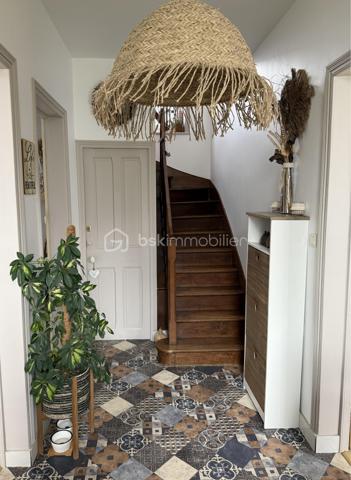 Maison de charme récemment rénovée avec un fort potentiel

Maison 10 pièces 195m2 avec un fort potentiel.

Située en plein cœur de Barenton, cette élégante maison en pierre récemment rénovée avec des matériaux de qualité séduira aussi bien une grande famille qu'un porteur de projet touristique (chambres d'hôtes, accueil cyclotouristes…).

Dès l'entrée, vous découvrirez une belle pièce de vie composée d'une salle à manger avec cuisine attenante, d'un salon chaleureux ainsi que d'une chambre en rez-de-chaussée.

Le premier étage propose quatre chambres (dont deux actuellement aménagées en bureau et dressing), une salle d'eau et un WC indépendant.

Au second étage, trois grandes chambres supplémentaires et une salle d'eau avec WC complètent l'espace nuit.

Le sous-sol offre une vaste salle de jeux et de détente, une cave à vin ainsi qu'un espace chaufferie/buanderie.

Le tout est implanté sur un terrain clos d'environ 900 m² avec garage/atelier, allées en enrobé et un agréable jardin propice aux moments de convivialité.

Rénovation récente, garanties décennales en cours.

Barenton offre un cadre de vie paisible et verdoyant avec commerces, écoles et services, et constitue une étape prisée de la Véloscénie, idéale pour développer une activité d'accueil touristique.