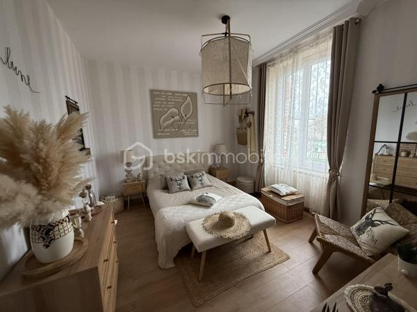 Maison de charme récemment rénovée avec un fort potentiel

Maison 10 pièces 195m2 avec un fort potentiel.

Située en plein cœur de Barenton, cette élégante maison en pierre récemment rénovée avec des matériaux de qualité séduira aussi bien une grande famille qu'un porteur de projet touristique (chambres d'hôtes, accueil cyclotouristes…).

Dès l'entrée, vous découvrirez une belle pièce de vie composée d'une salle à manger avec cuisine attenante, d'un salon chaleureux ainsi que d'une chambre en rez-de-chaussée.

Le premier étage propose quatre chambres (dont deux actuellement aménagées en bureau et dressing), une salle d'eau et un WC indépendant.

Au second étage, trois grandes chambres supplémentaires et une salle d'eau avec WC complètent l'espace nuit.

Le sous-sol offre une vaste salle de jeux et de détente, une cave à vin ainsi qu'un espace chaufferie/buanderie.

Le tout est implanté sur un terrain clos d'environ 900 m² avec garage/atelier, allées en enrobé et un agréable jardin propice aux moments de convivialité.

Rénovation récente, garanties décennales en cours.

Barenton offre un cadre de vie paisible et verdoyant avec commerces, écoles et services, et constitue une étape prisée de la Véloscénie, idéale pour développer une activité d'accueil touristique.