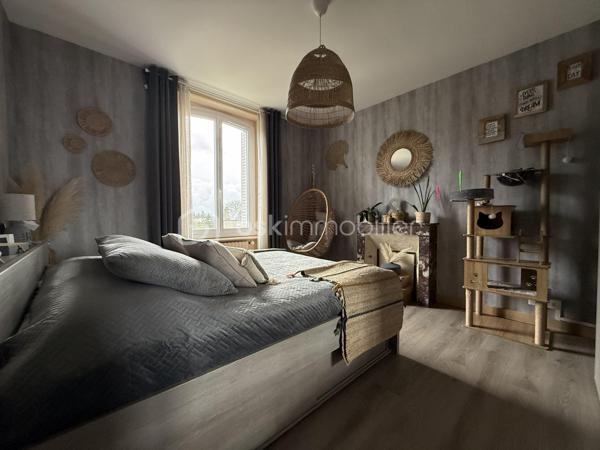 Maison de charme récemment rénovée avec un fort potentiel

Maison 10 pièces 195m2 avec un fort potentiel.

Située en plein cœur de Barenton, cette élégante maison en pierre récemment rénovée avec des matériaux de qualité séduira aussi bien une grande famille qu'un porteur de projet touristique (chambres d'hôtes, accueil cyclotouristes…).

Dès l'entrée, vous découvrirez une belle pièce de vie composée d'une salle à manger avec cuisine attenante, d'un salon chaleureux ainsi que d'une chambre en rez-de-chaussée.

Le premier étage propose quatre chambres (dont deux actuellement aménagées en bureau et dressing), une salle d'eau et un WC indépendant.

Au second étage, trois grandes chambres supplémentaires et une salle d'eau avec WC complètent l'espace nuit.

Le sous-sol offre une vaste salle de jeux et de détente, une cave à vin ainsi qu'un espace chaufferie/buanderie.

Le tout est implanté sur un terrain clos d'environ 900 m² avec garage/atelier, allées en enrobé et un agréable jardin propice aux moments de convivialité.

Rénovation récente, garanties décennales en cours.

Barenton offre un cadre de vie paisible et verdoyant avec commerces, écoles et services, et constitue une étape prisée de la Véloscénie, idéale pour développer une activité d'accueil touristique.
