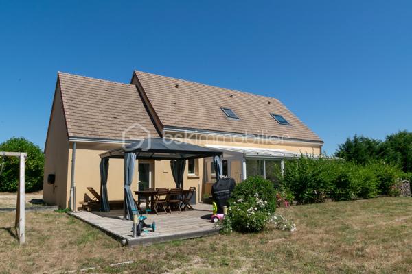 Découvrez cette superbe maison de 140 m², nichée dans un véritable havre de paix. Située au calme et à deux pas de la forêt, elle offre des prestations de qualité et des volumes généreux, parfaits pour accueillir votre famille.

Au rez-de-chaussée :

Une entrée accueillante ouvrant sur une lumineuse pièce de vie d'environ 60 m², avec sa cuisine ouverte entièrement aménagée et équipée. Un espace convivial idéal pour recevoir !

Une agréable véranda pour profiter du jardin en toutes saisons.

Une véritable suite parentale avec sa salle d'eau privative.

Côté pratique : une buanderie, un cellier fonctionnel, un WC indépendant et un garage attenant.

À l’étage :

L'espace nuit se compose de 3 belles chambres aux volumes généreux (11 m², 15 m² et une superbe pièce de 21 m²).

Une salle de bains indépendante et un second WC.

Les extérieurs et les + :

Un magnifique terrain arboré de 2000 m² sans vis-à-vis, parfait pour les enfants, les animaux ou les projets de piscine.

Confort absolu et économies d'énergie grâce au chauffage par pompe à chaleur air/air avec climatisation réversible (idéal été comme hiver).

Une maison où il ne reste plus qu'à poser ses valises, alliant le charme de la nature au confort moderne. À visiter sans tarder !